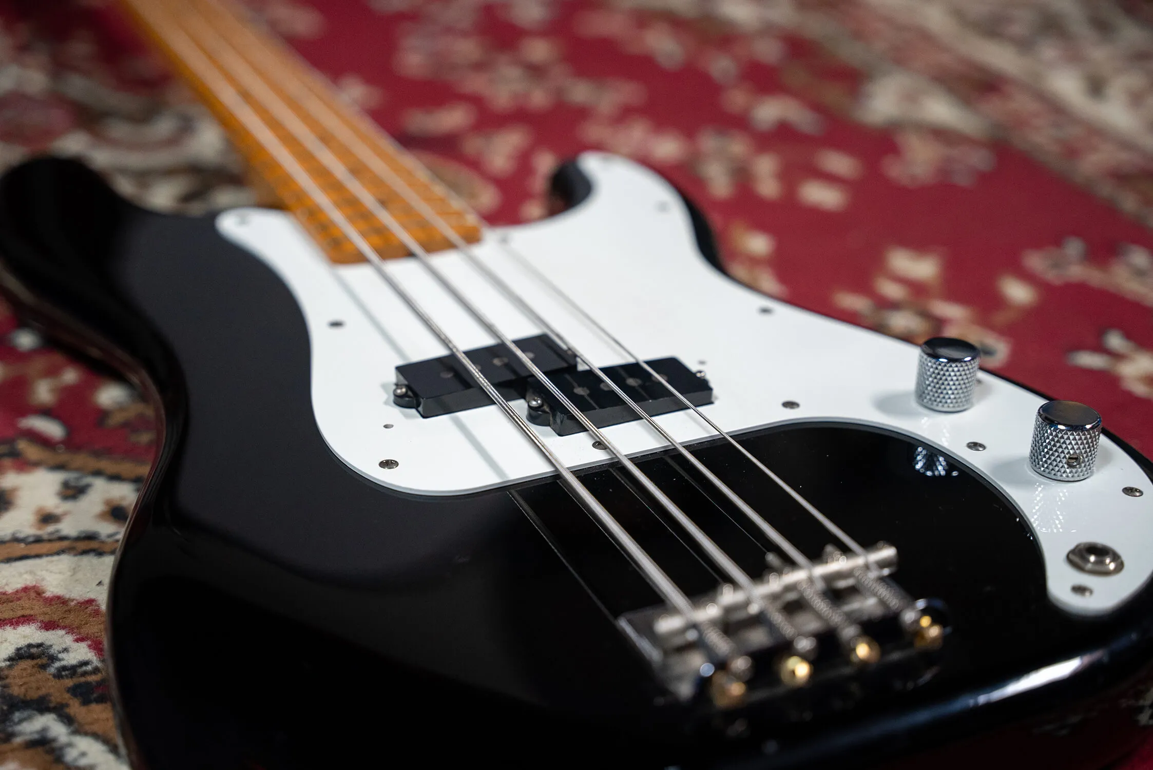 Rent Fender Precision Bass - Black MIJ